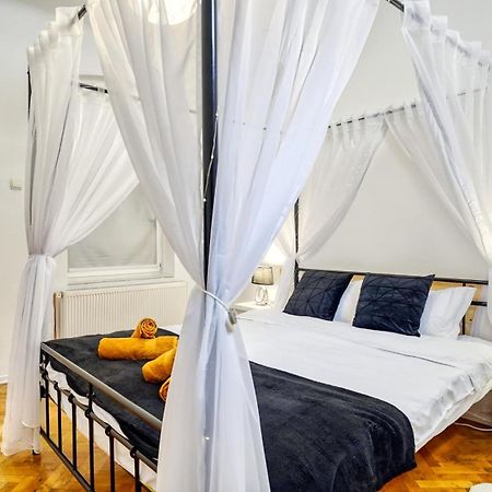 Intimo Oldtown Romantic Apartment Брашов Экстерьер фото